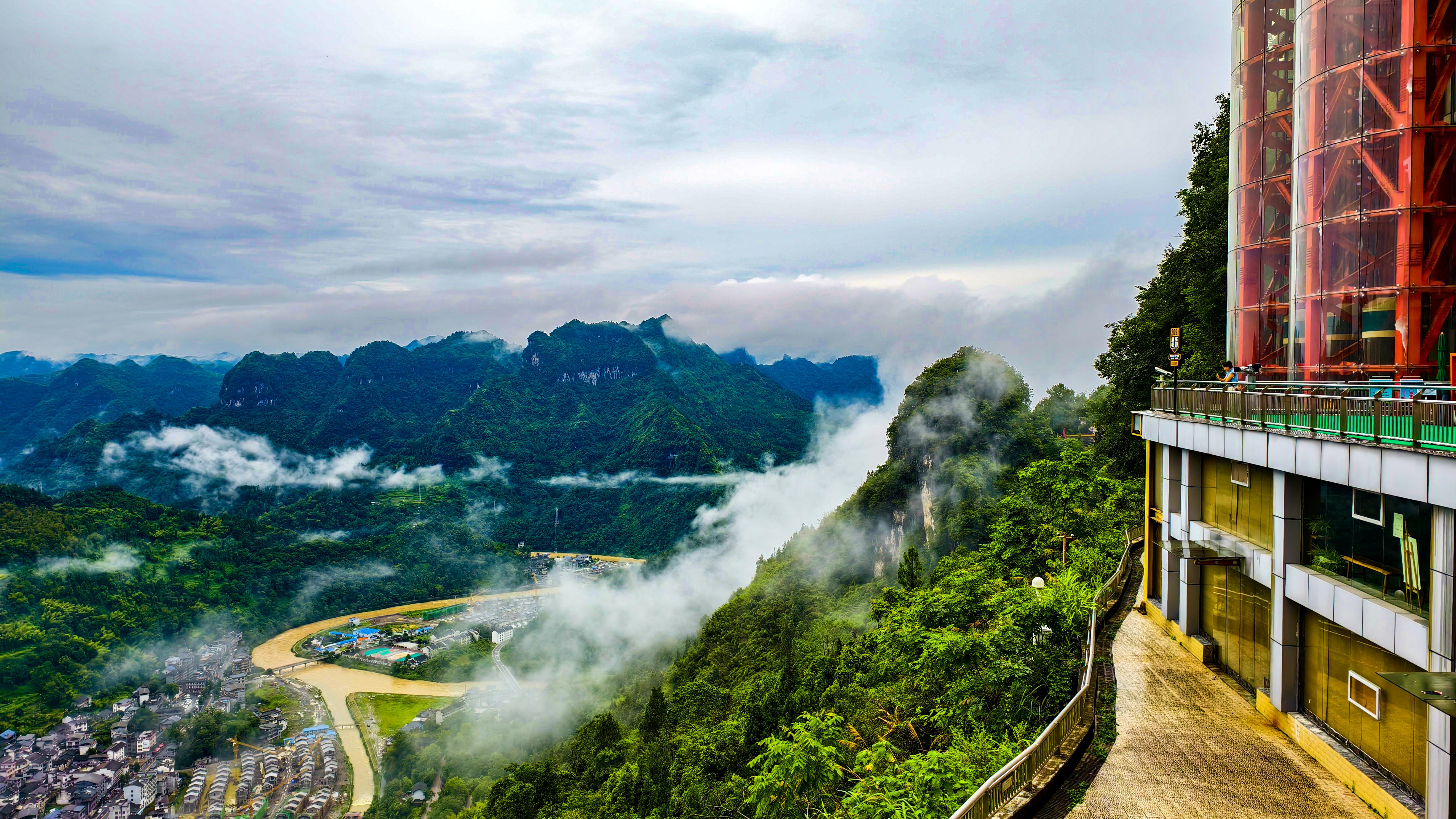 雨霁矮寨云水人家