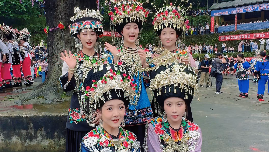 来凤凰山江赶四月八，感受地道苗家风情